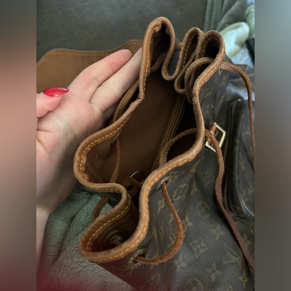 Authentic louis Vuitton monogram montsouris mm backpack with DEFECT in canvas - Picture 6 of 13